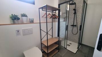 Douche, sèche-cheveux, serviettes fournies, savon