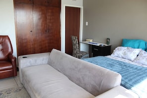 1 bedroom, iron/ironing board, Internet, bed sheets - A penthouse room in downtown Bloemfontein (Bloemfontein)
