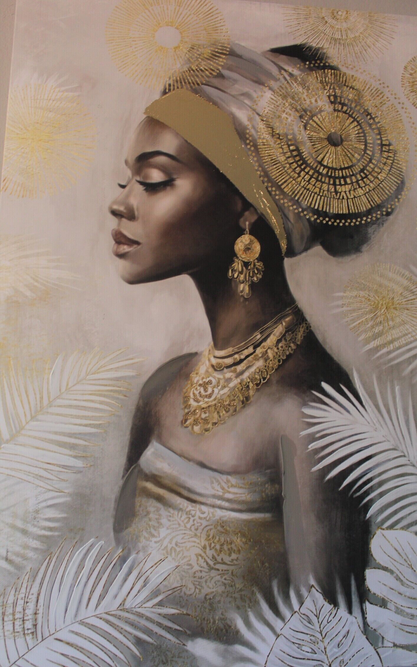 Retrato de una persona con joyas elaboradas y una prenda estampada.
