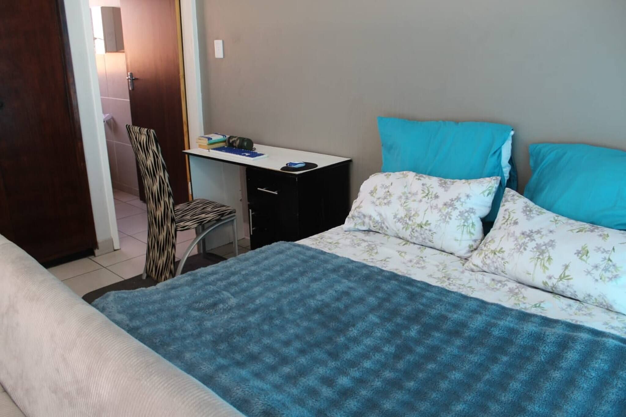 1 dormitorio, tabla de planchar con plancha, Internet y ropa de cama