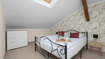 Iron/ironing board, travel crib, WiFi, bed sheets