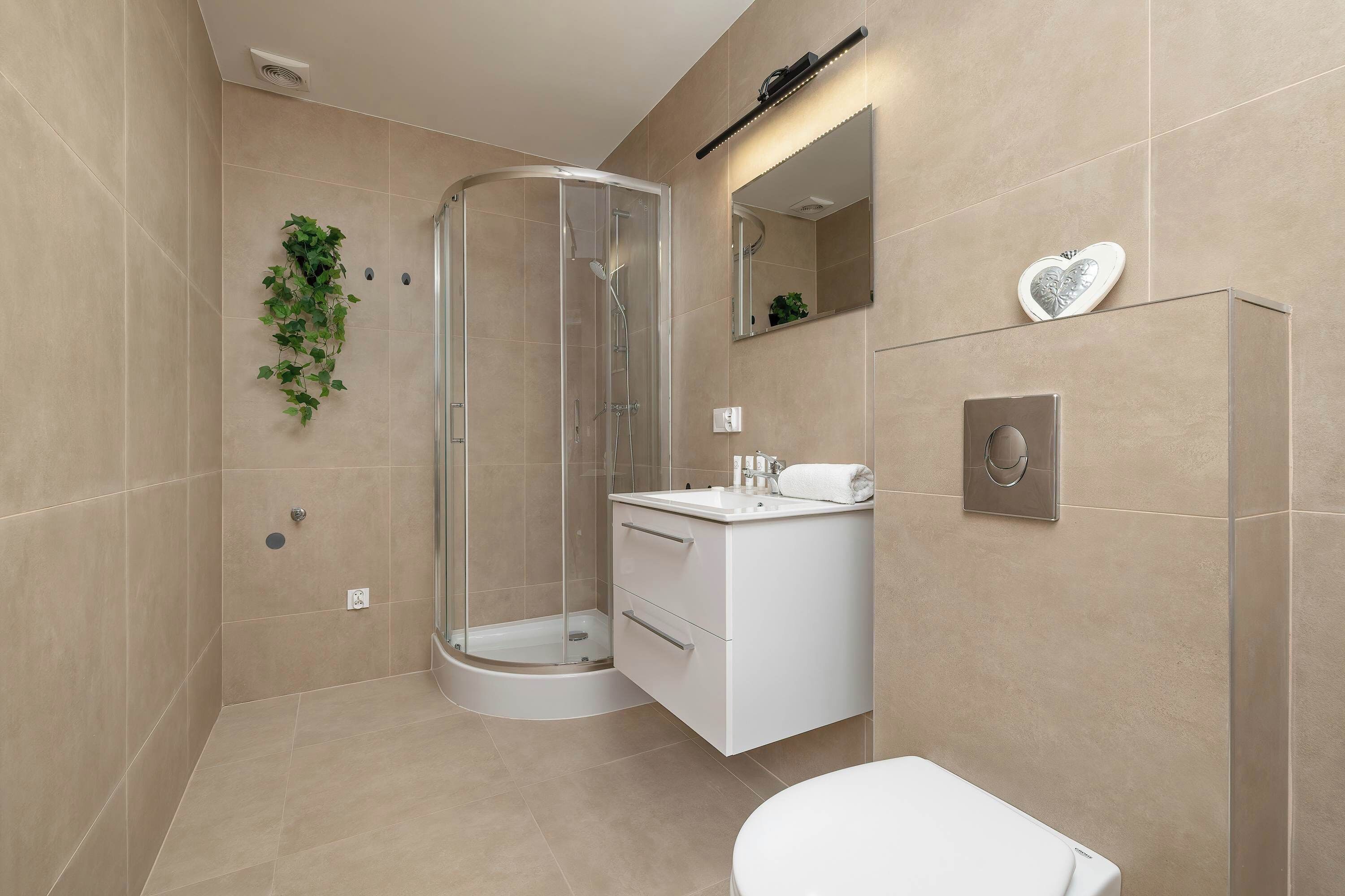 Shower, hair dryer, towels, shampoo