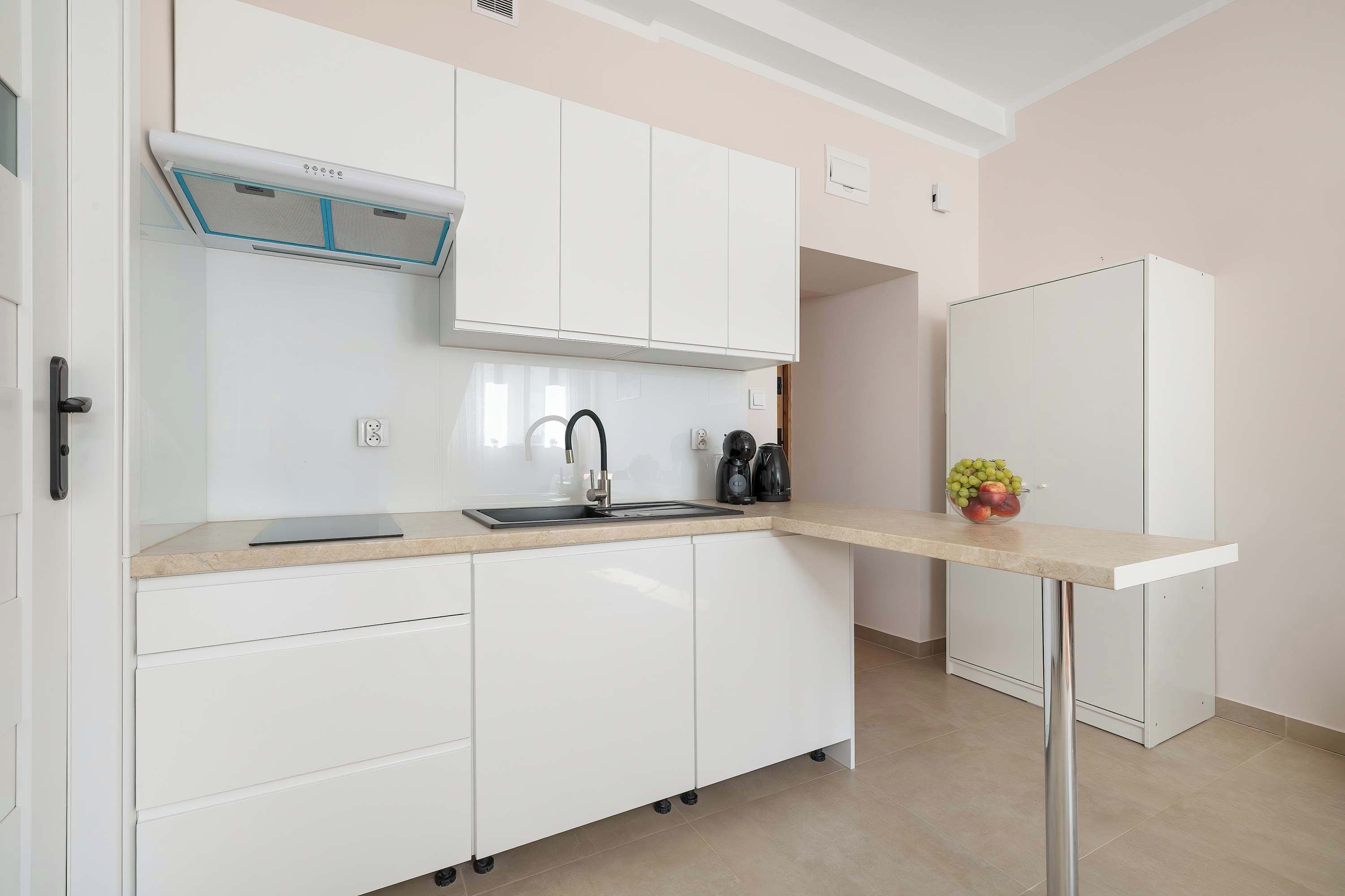 Coffee/tea maker, fridge, microwave, stovetop
