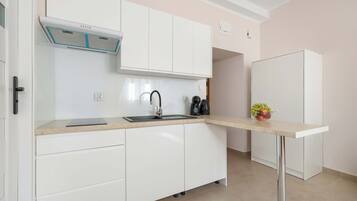 Coffee/tea maker, fridge, microwave, stovetop