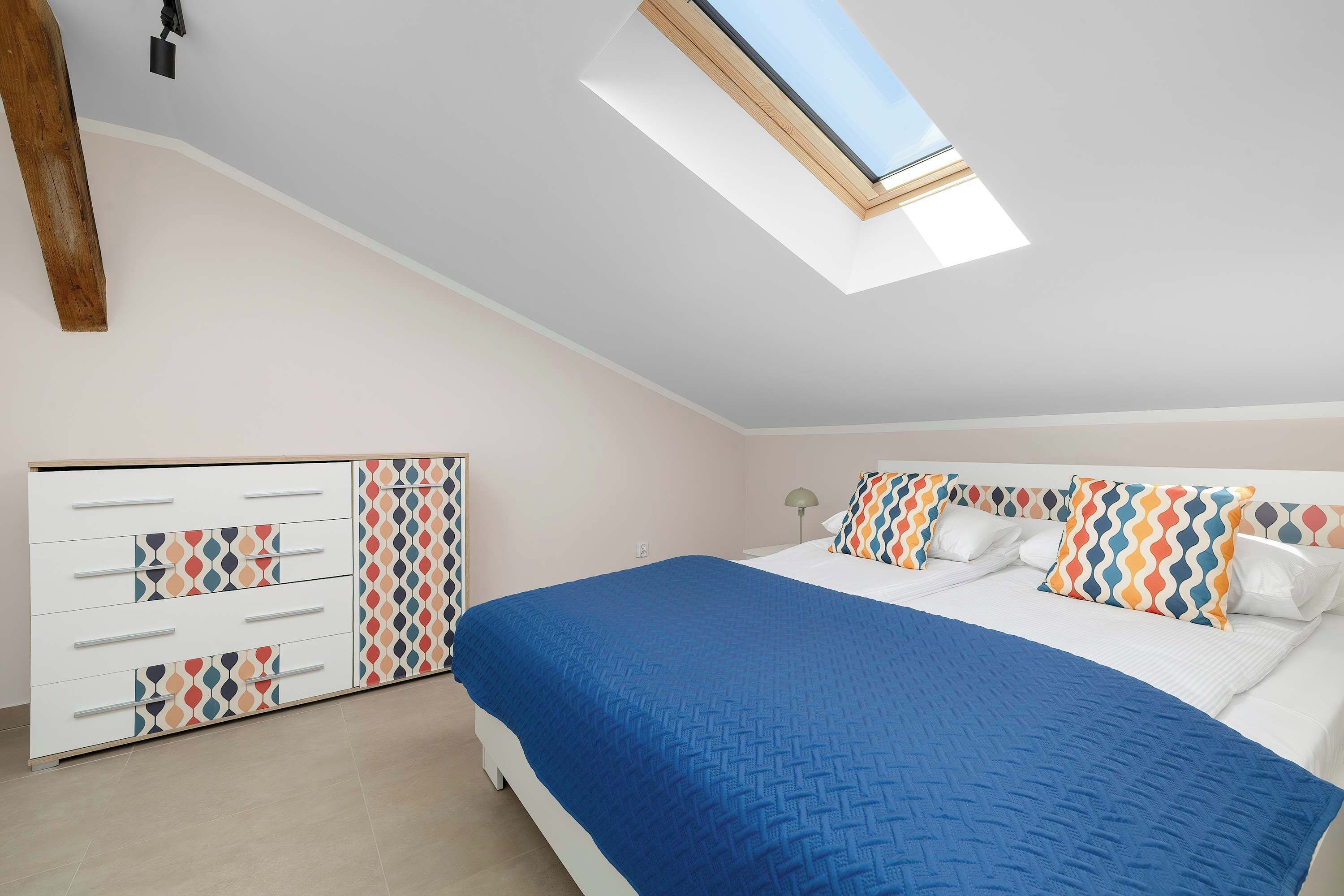 Iron/ironing board, travel crib, WiFi, bed sheets