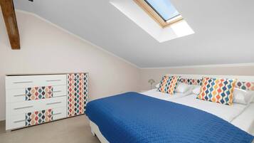 Iron/ironing board, travel crib, WiFi, bed sheets