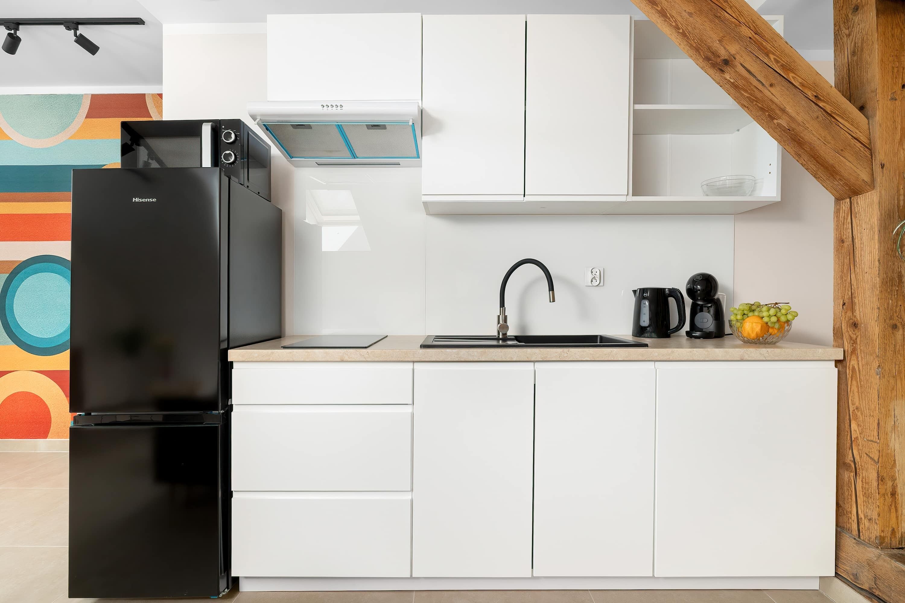 Coffee/tea maker, fridge, microwave, stovetop