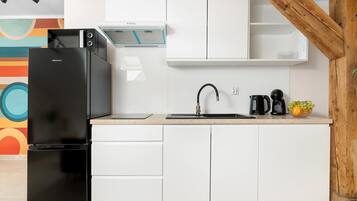 Coffee/tea maker, fridge, microwave, stovetop