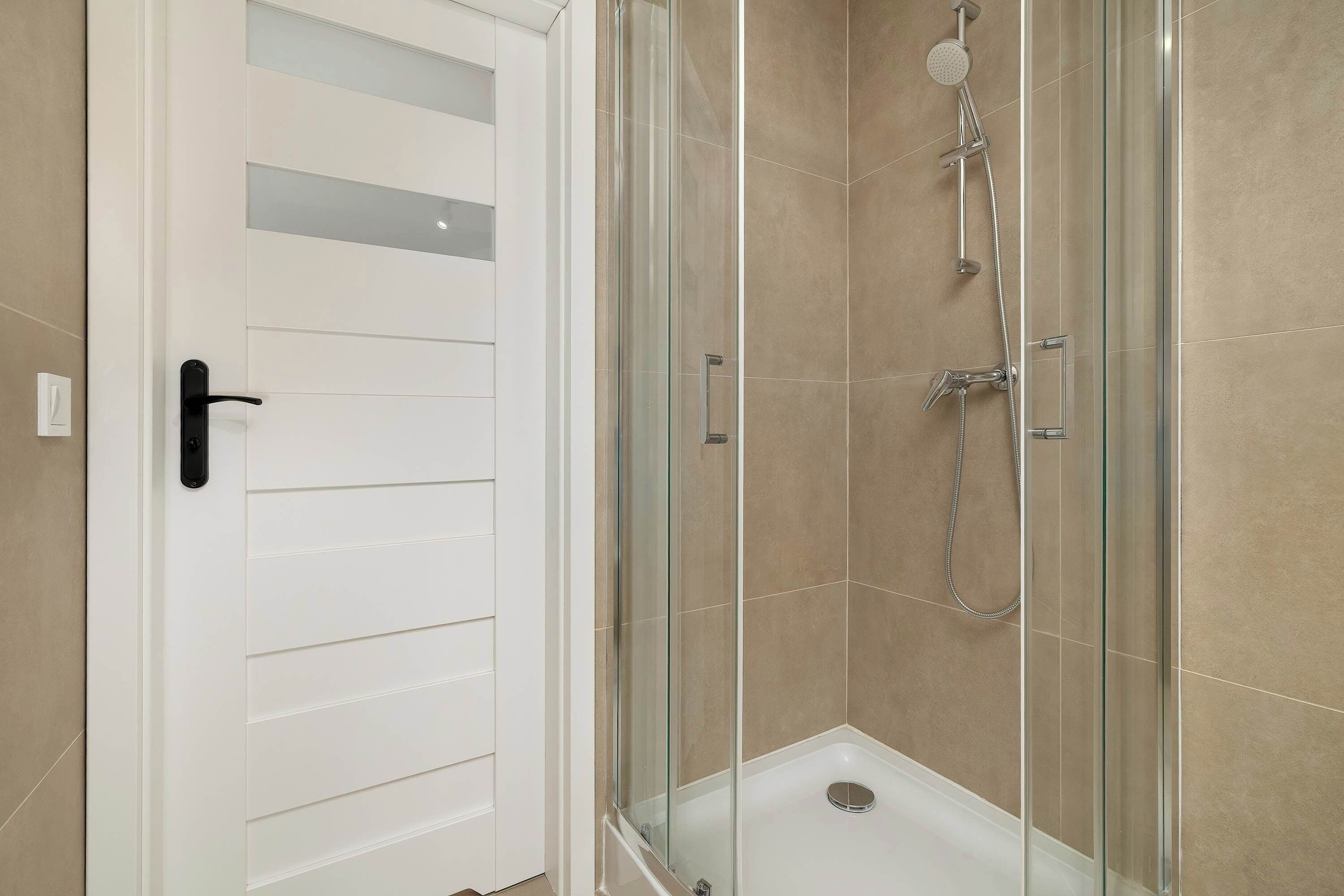 Shower, hair dryer, towels, shampoo