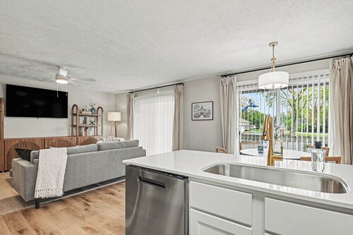Modern Luxury Condo | Walk to Notre Dame | 2BR/2BA | Parking