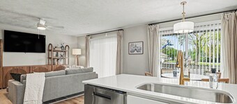 Modern Luxury Condo | Walk to Notre Dame | 2BR/2BA | Parking