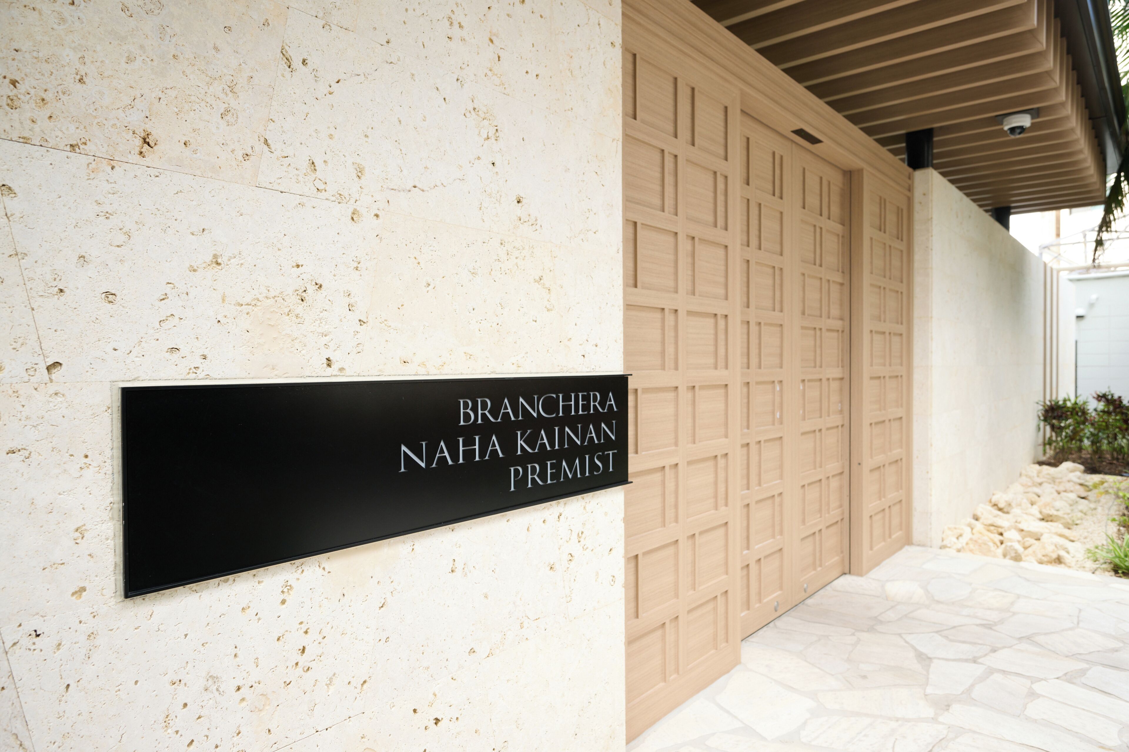 A sign with the text 'BRANCHHA NAHA KAIKAN PREMIST' on a wall.