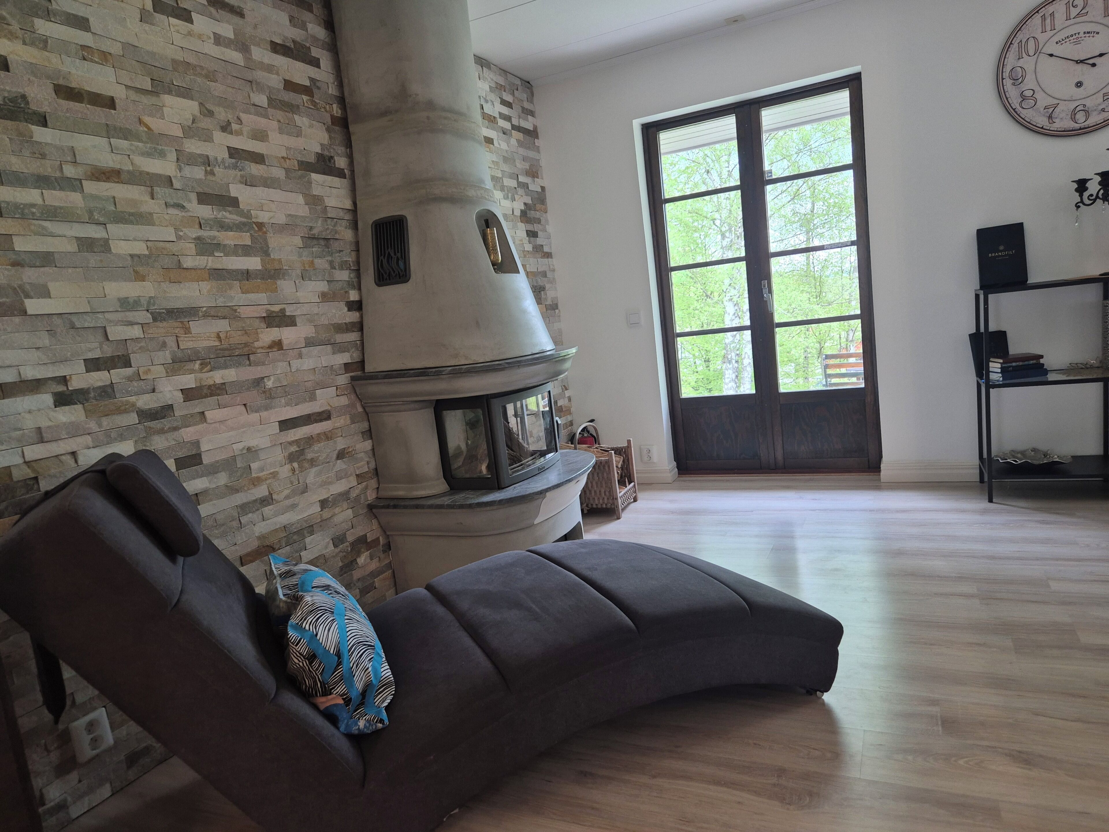 Una Smart TV, una chimenea, un futbolín, libros