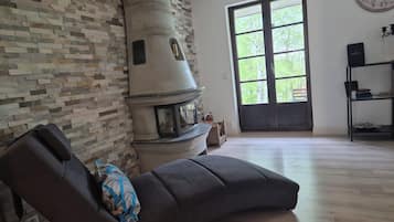 Una Smart TV, una chimenea, un futbolín, libros