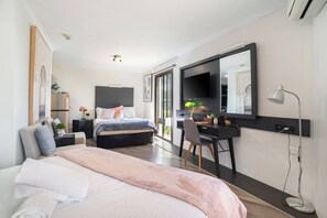Iron/ironing board, internet, bed sheets - Classic Family Room - Sleeps 4 (Greenacre)