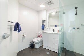 Bathroom - Classic Family Room - Sleeps 4 (Greenacre)