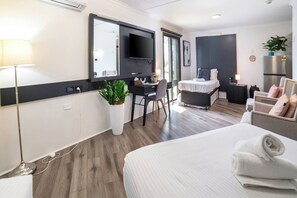 Room - Deluxe Family Room - Sleeps 5 (Greenacre)