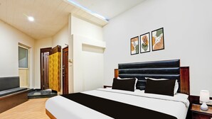 Una habitación de hotel con una cama grande, un escritorio, una silla y una ventana.