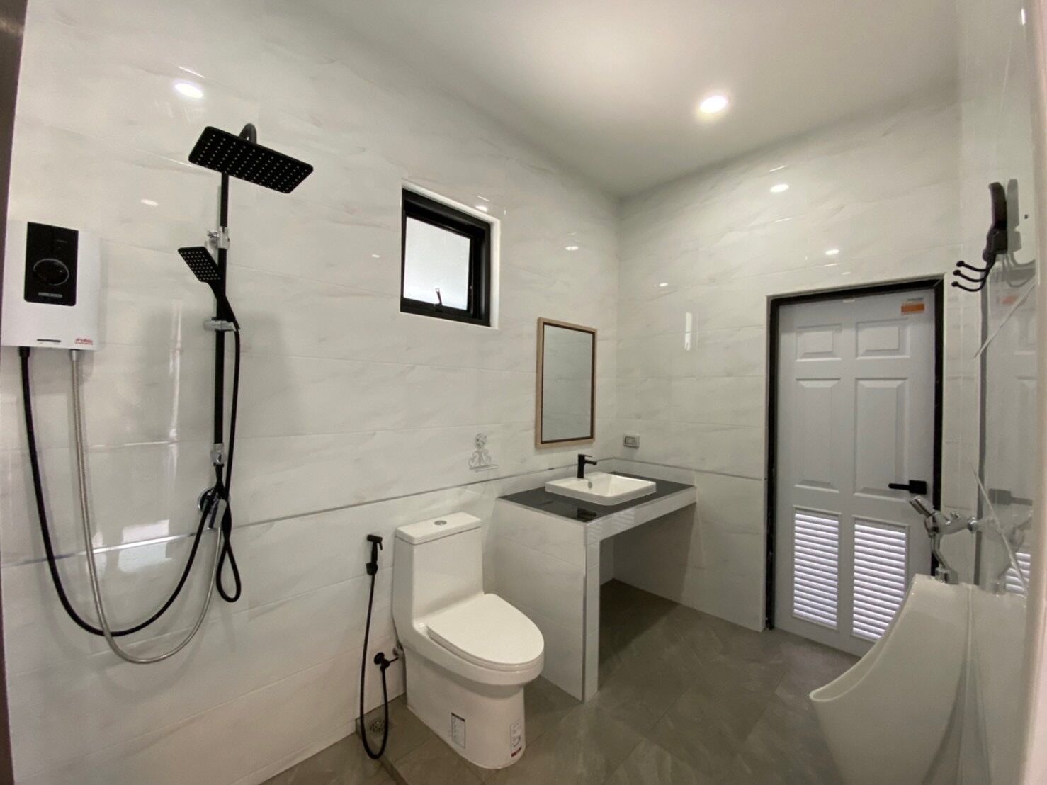 Un baño moderno con inodoro, lavabo y ducha.