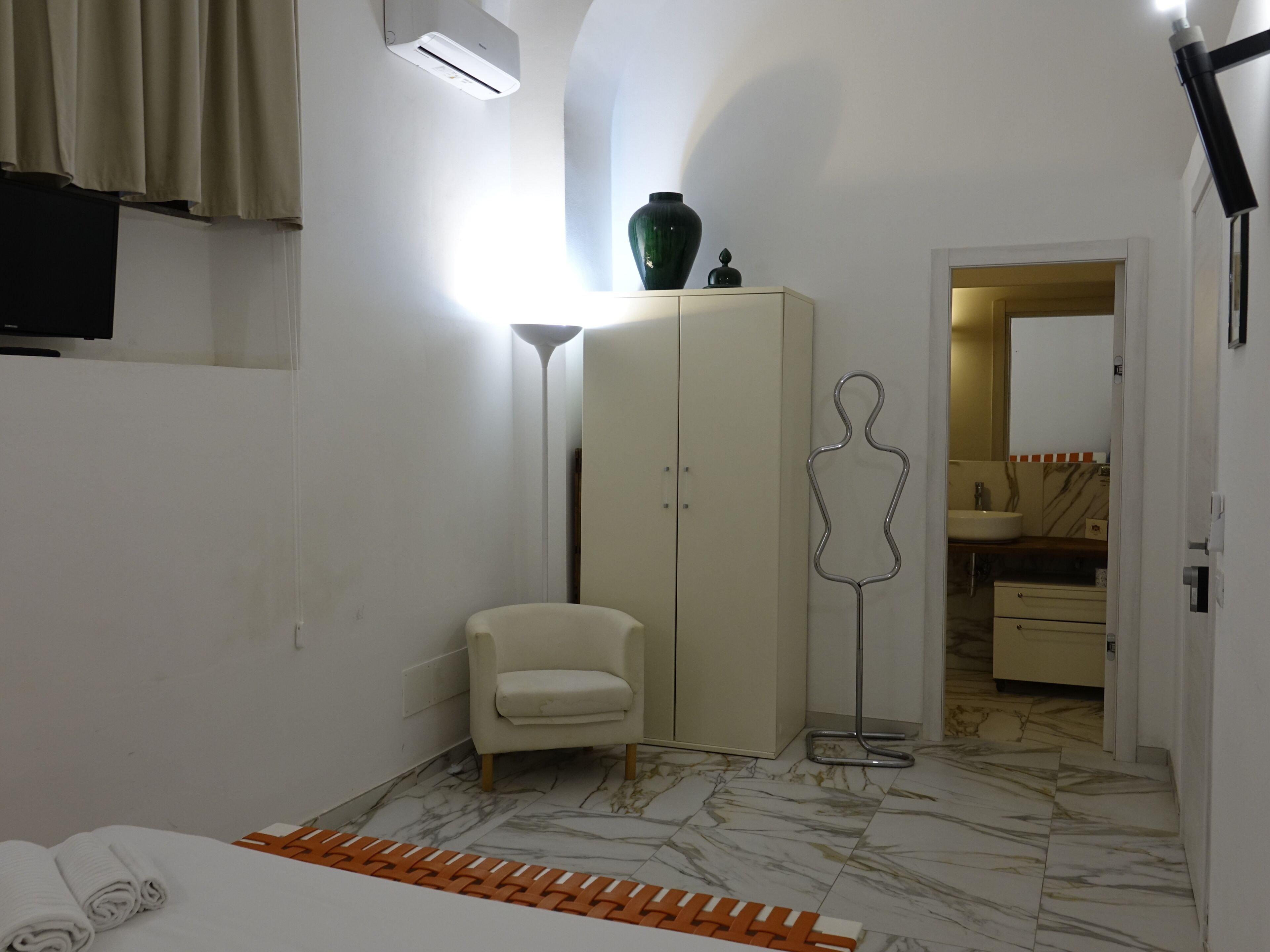 Quarto casal luxo, vista para a cidade | Quartos à prova de som, ferros/tábuas de passar roupa, Wi-Fi de cortesia