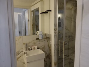 Quarto casal clássico, vista para a cidade | Banheiro | Chuveiro, secador de cabelo, toalhas de banho, sabonete