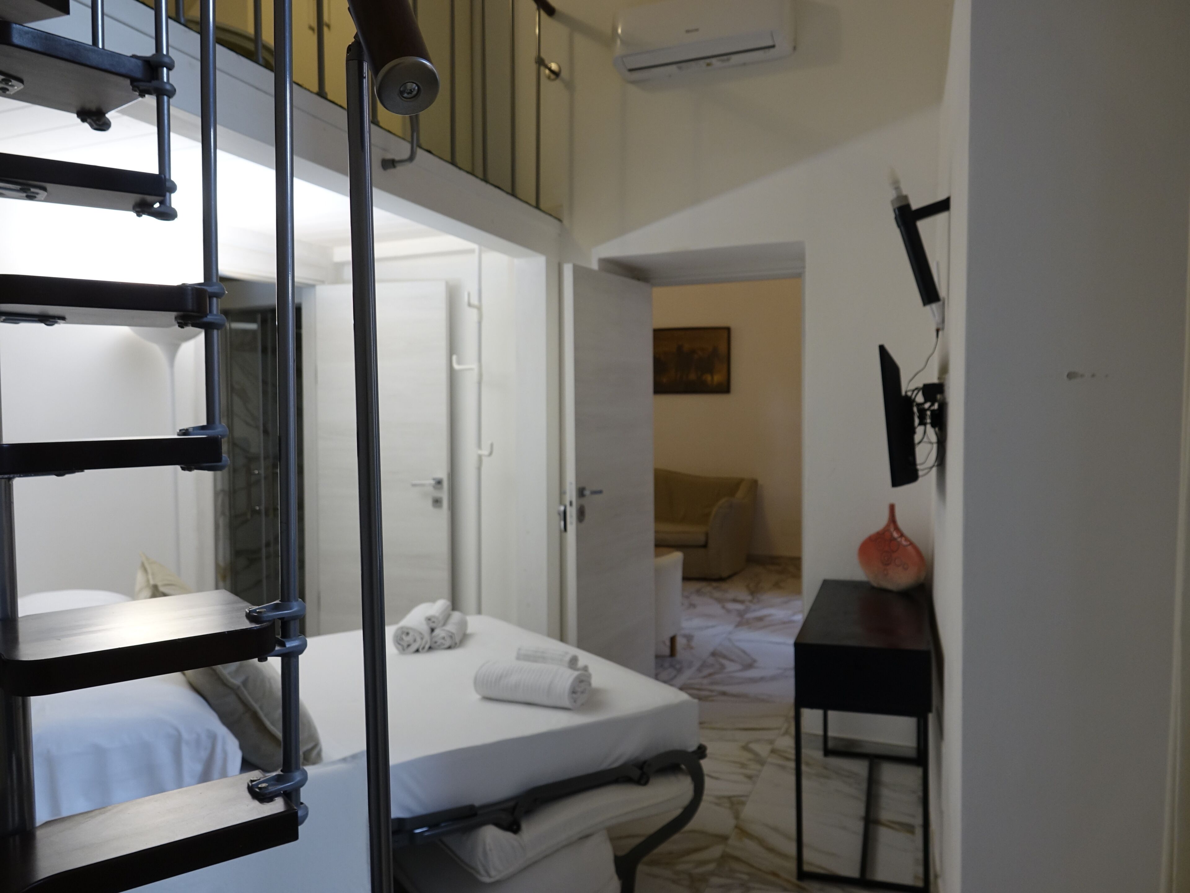 Quarto casal clássico, vista para a cidade | Quartos à prova de som, ferros/tábuas de passar roupa, Wi-Fi de cortesia
