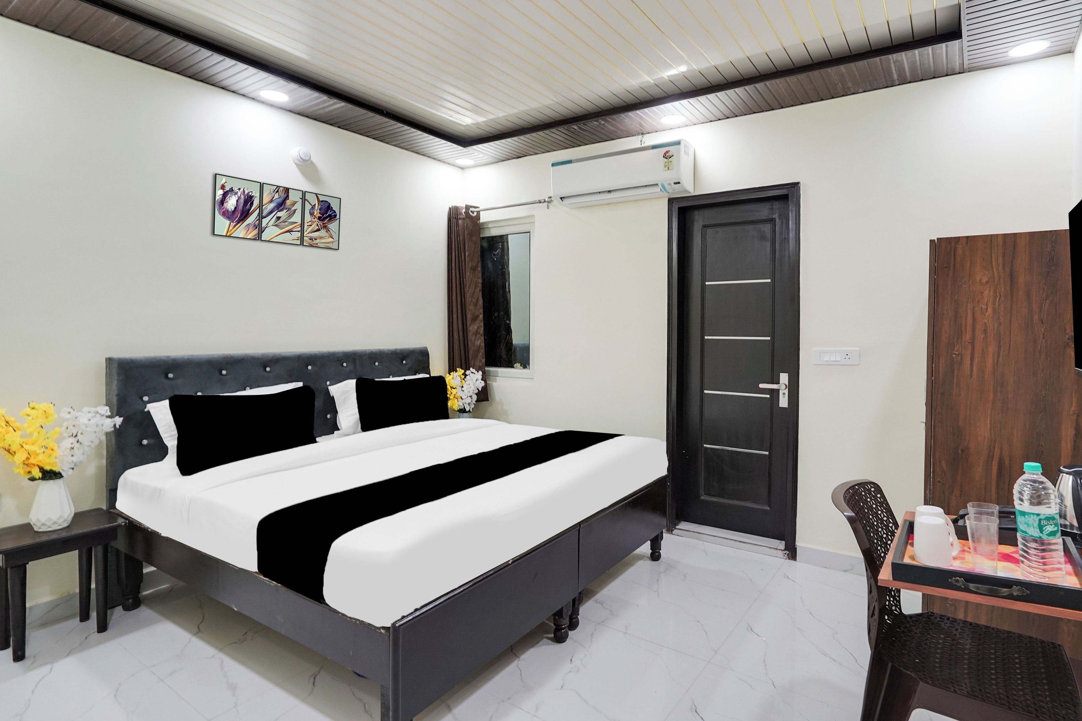 Classic Room | Desk, WiFi (free), bed sheets