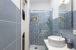 Hair dryer, bidet, towels, soap - Vrbo Property (Catania)