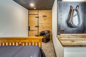 Iron/ironing board, Internet, bed sheets - Observation Beehive! Walkable Dtwn Tiffin Apt (Tiffin)