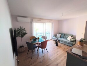 Dining - Charming 2-bedroom apartment with parking near port in fantastic Sanary-sur-Mer (Sanary-sur-Mer)