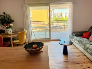 TV - Charming 2-bedroom apartment with parking near port in fantastic Sanary-sur-Mer (Sanary-sur-Mer)