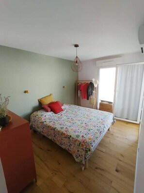 Free WiFi, bed sheets - Charming 2-bedroom apartment with parking near port in fantastic Sanary-sur-Mer (Sanary-sur-Mer)