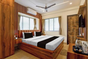 Classic Room | Desk, WiFi (free) - Super Collection O Newtown Bus Stand (Kolkata)