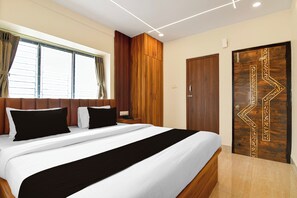 Classic Room | Desk, WiFi (free) - Super Collection O Newtown Bus Stand (Kolkata)