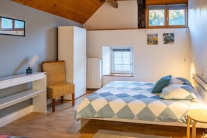 Tabla de planchar con plancha, wifi, ropa de cama