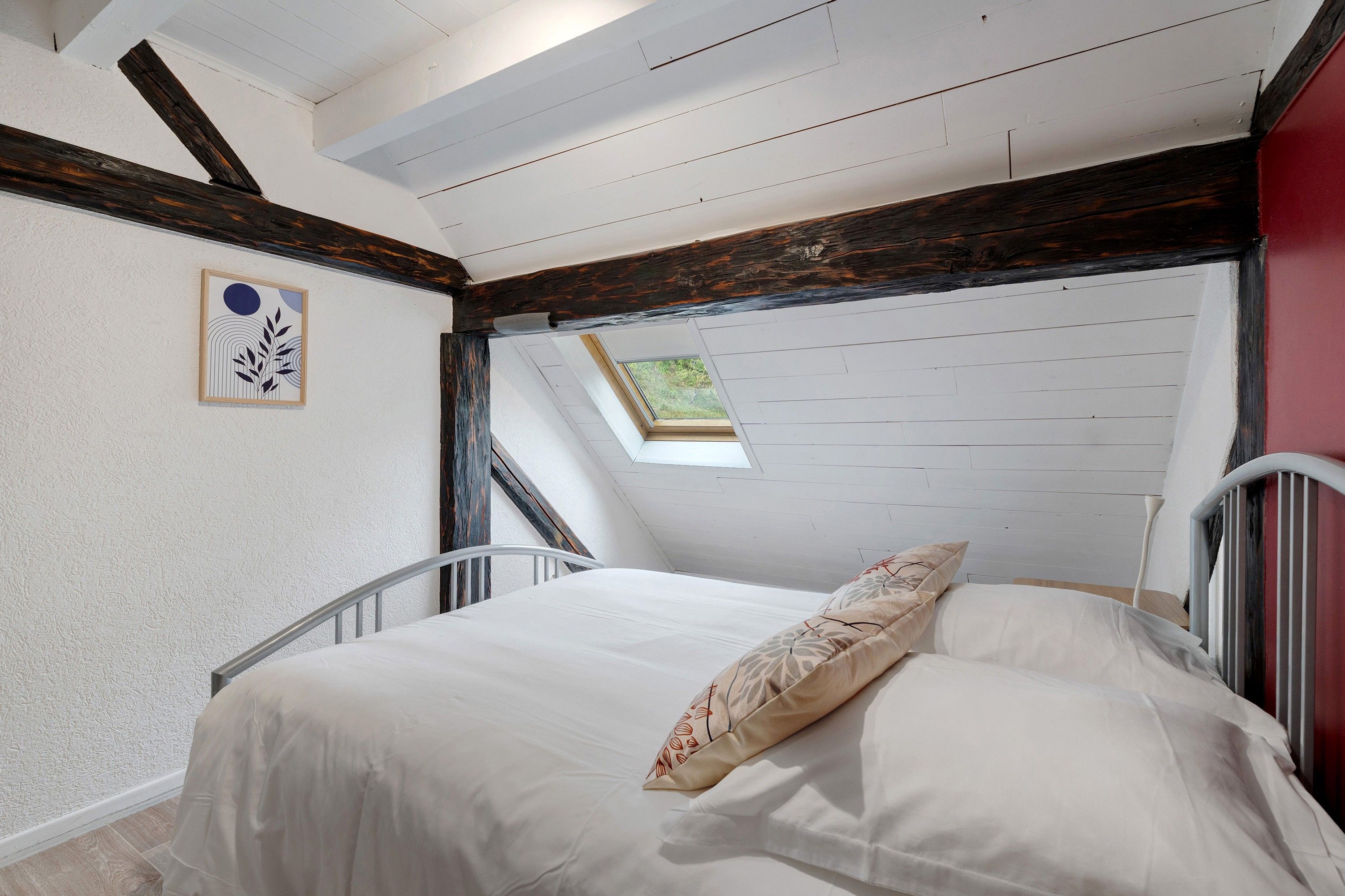5 bedrooms, iron/ironing board, WiFi, bed sheets