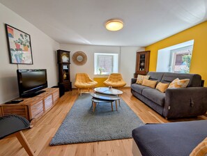 Una televisión, una mesa de tenis de mesa