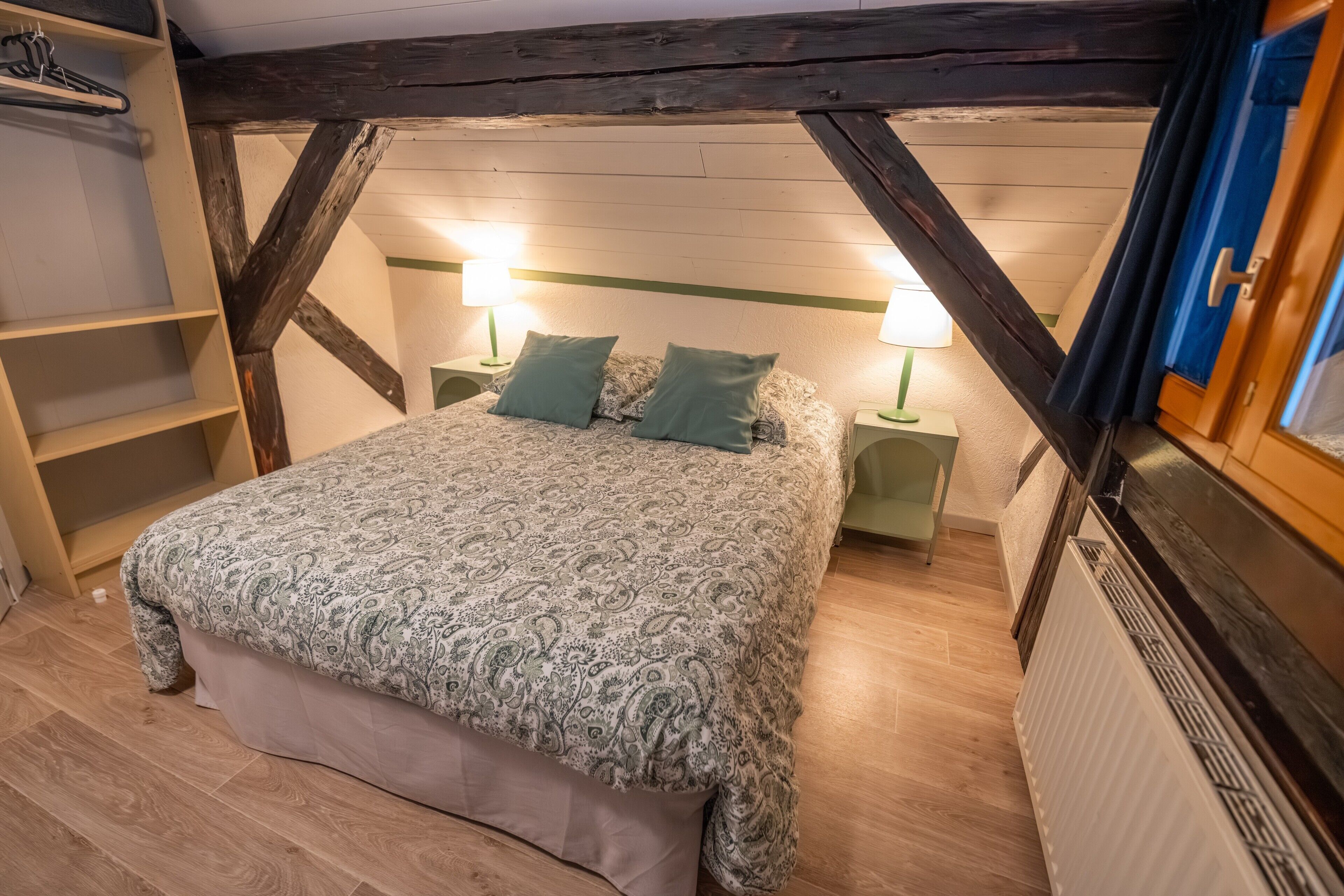 5 bedrooms, iron/ironing board, WiFi, bed sheets