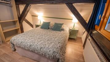 5 bedrooms, iron/ironing board, WiFi, bed sheets
