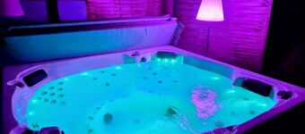 Maison de vacances « Le Chalet Cozy & Spa » : vue montagne, terrasse, Wi-Fi, jacuzzi privé