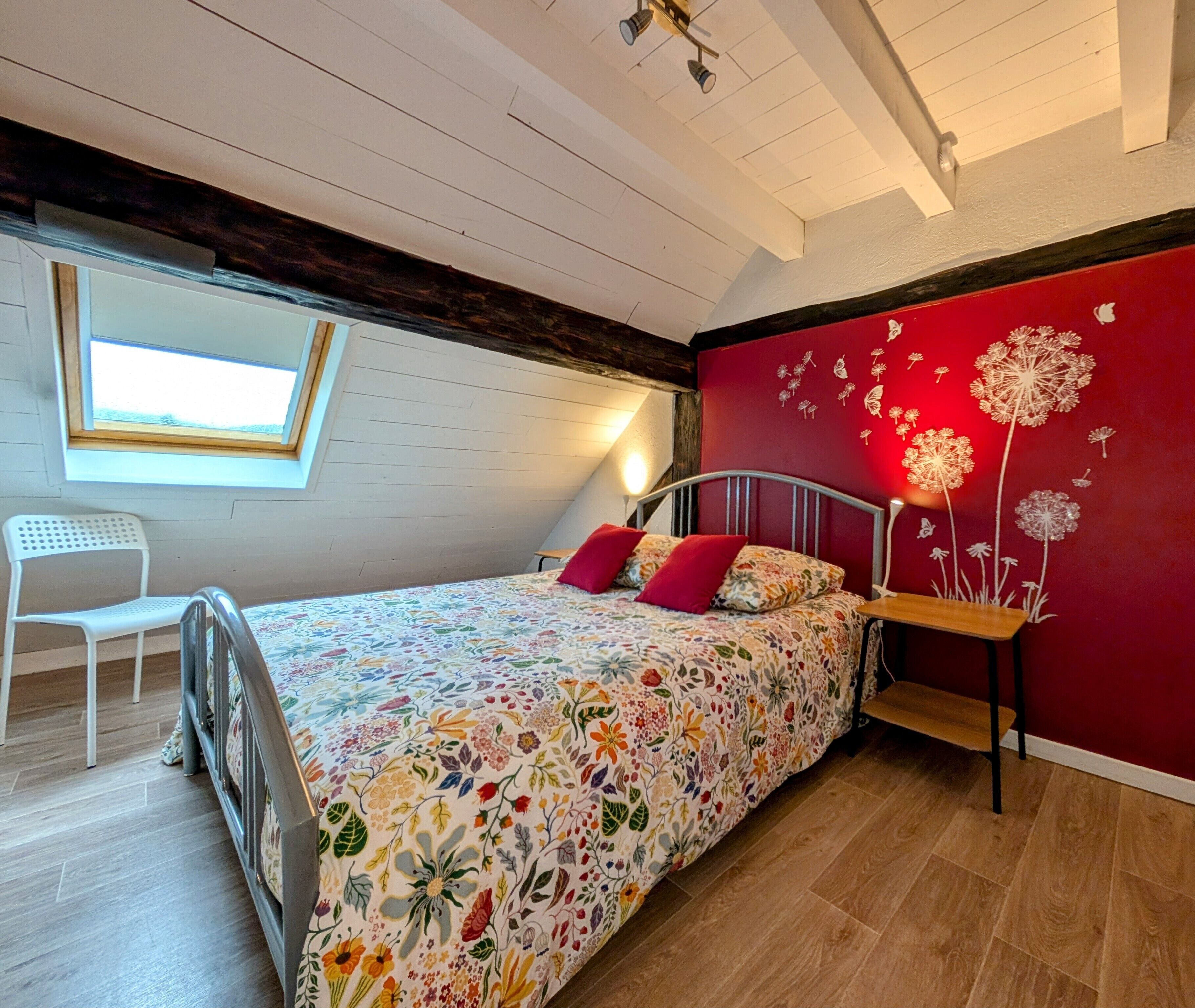 5 bedrooms, iron/ironing board, WiFi, bed sheets