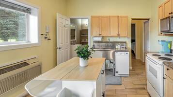 Coffee/tea maker, fridge, microwave, stovetop