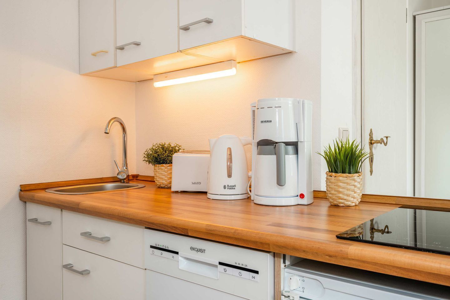Wasserkocher mit Kaffee-/Teezubehör, Kühlschrank, Mikrowelle, Herdplatte