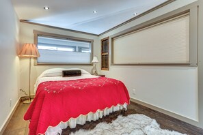 Desk, travel crib, internet, bed sheets