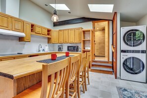 Coffee/tea maker, fridge, microwave, stovetop
