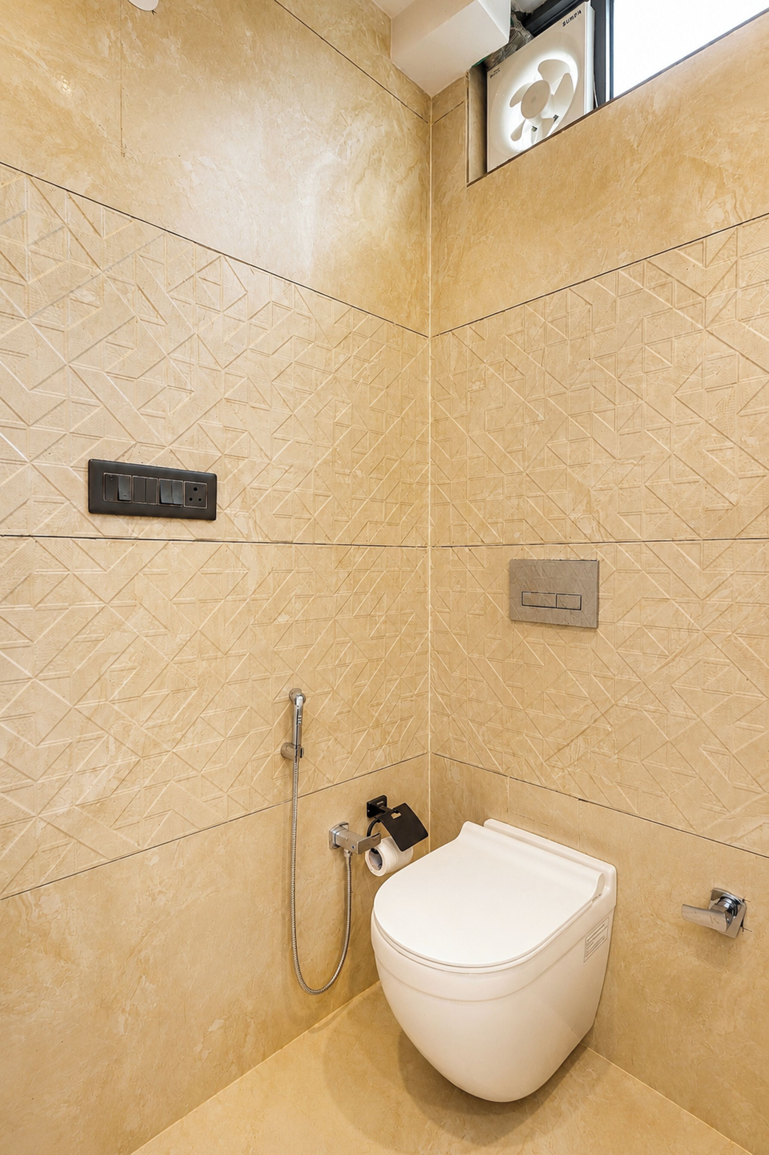 Ein Badezimmer mit Toilette, einer Dusche inklusive Handbrause und einer fest montierten Bedienkonsole.