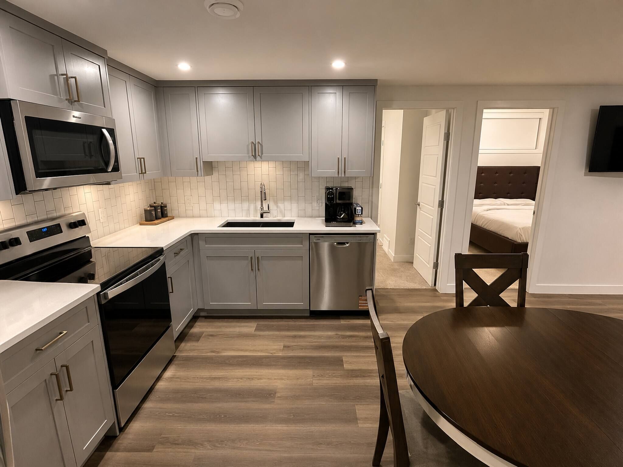 Coffee/tea maker, fridge, microwave, oven
