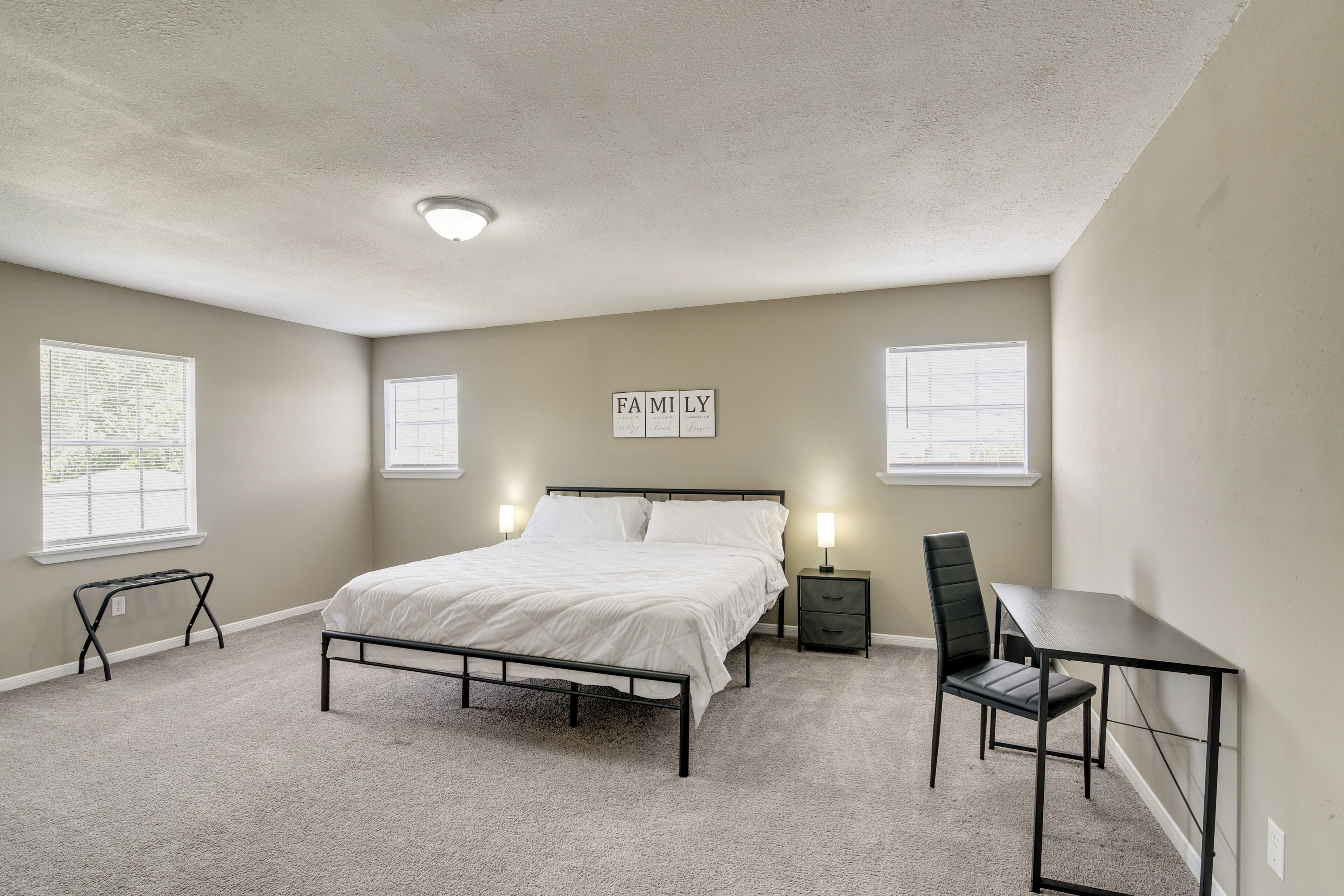 6 bedrooms, desk, iron/ironing board, Internet