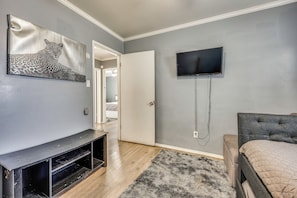 3 bedrooms, iron/ironing board, internet, bed sheets