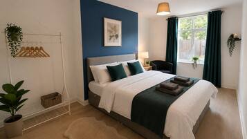 Iron/ironing board, bed sheets